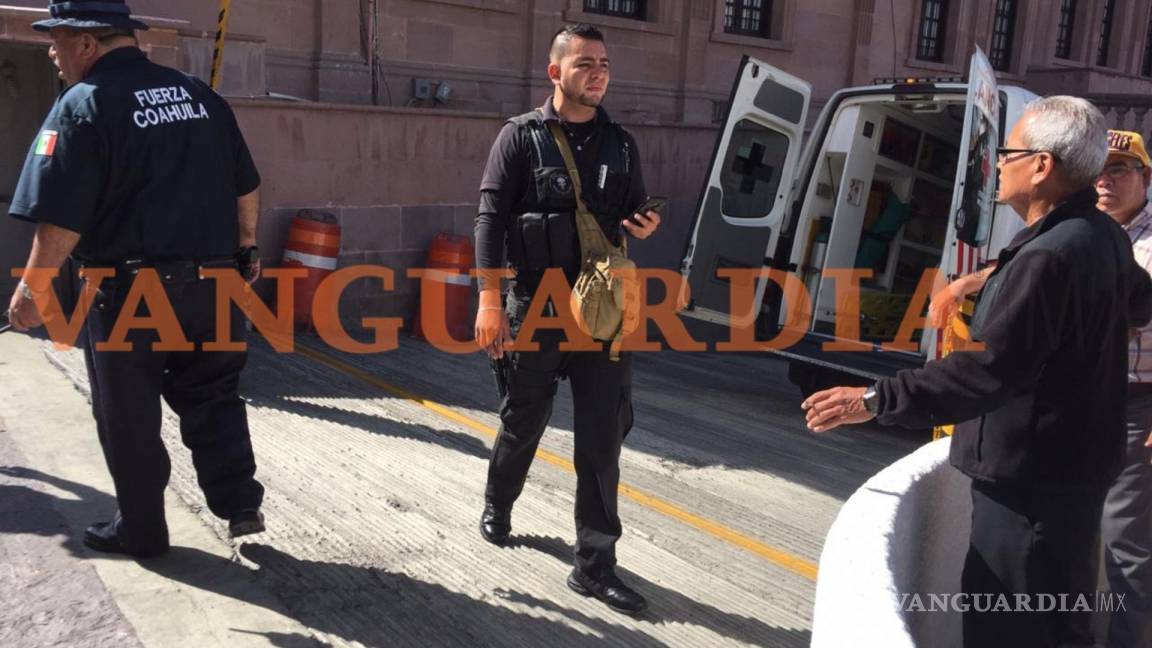 Se le escapa tiro a guardia de Palacio de Gobierno de Coahuila... ¡y hiere a compañero!; probablemente le amputarán una pierna