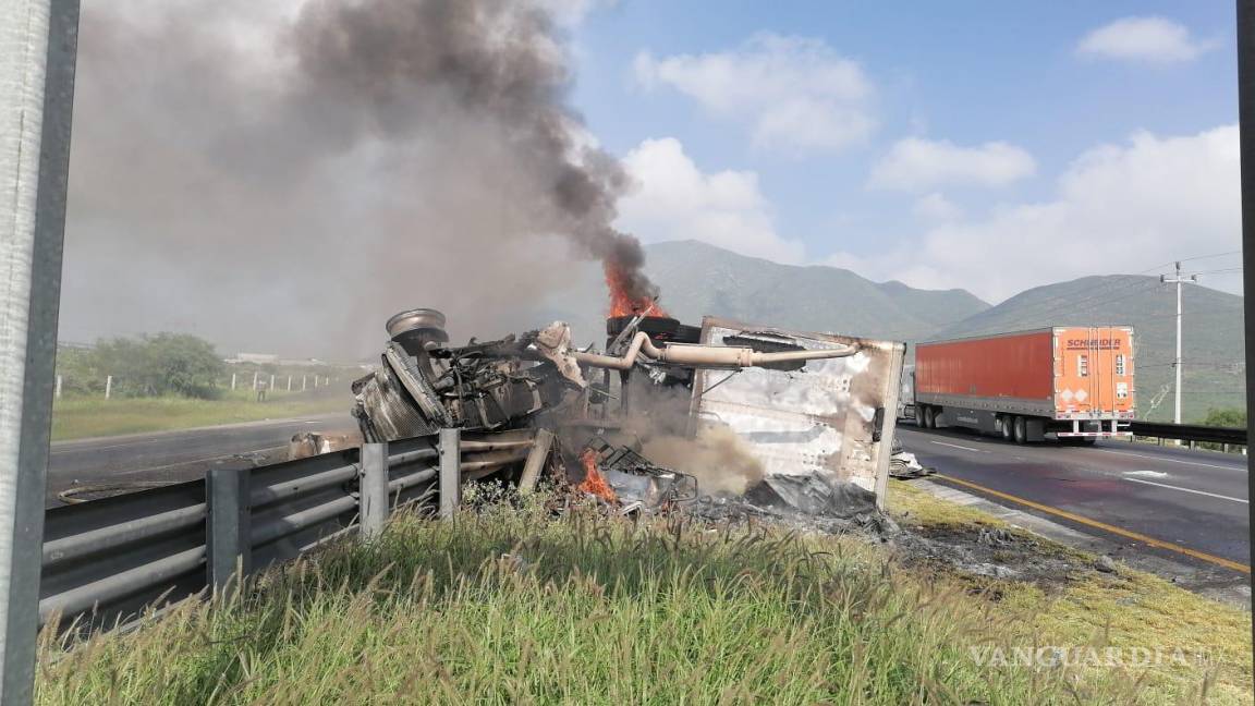 Vuelca y se incendia tráiler en la carretera Saltillo- Monterrey