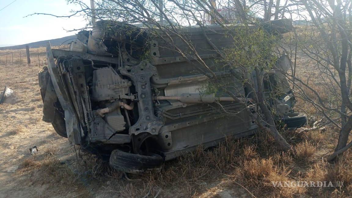 Salen de la carretera y vuelcan por exceso de velocidad; terminan heridas, en Ramos Arizpe