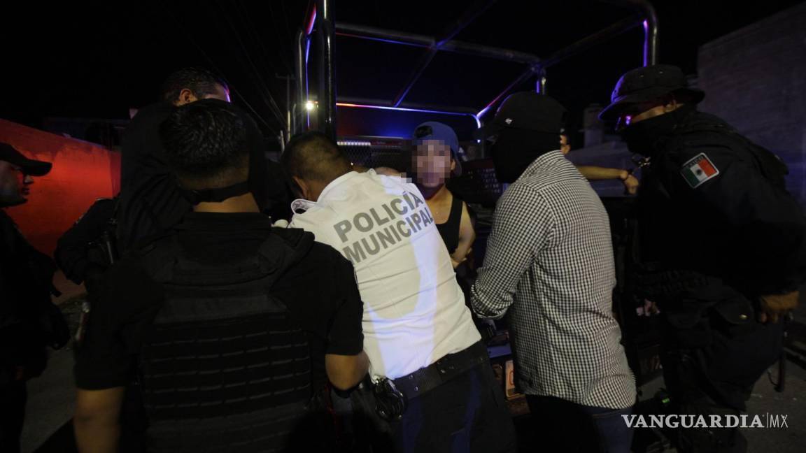 $!Miembros de dos bandas rivales en presunto estado de ebriedad comenzaron a golpearse en la calle Orégano.