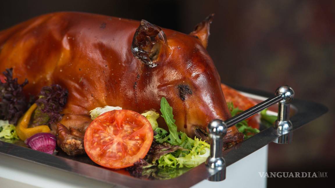 $!La creencia de que el cerdo atrae la abundancia se refleja en las mesas de fin de año en Saltillo, donde este alimento se convierte en parte esencial de las celebraciones.