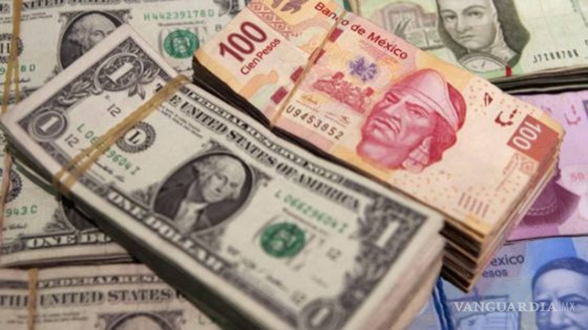 Dólar alcanza máximo y se vende en 17.99 pesos
