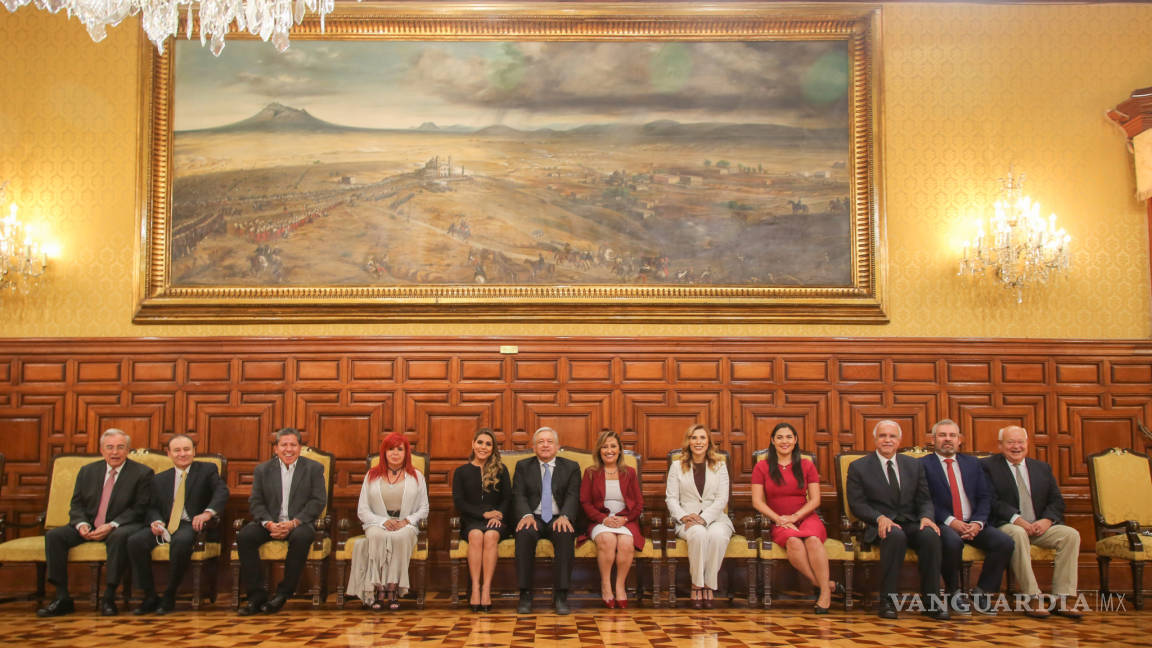 Muestra AMLO fuerza de gobernadores de Morena con fotografía desde Palacio Nacional