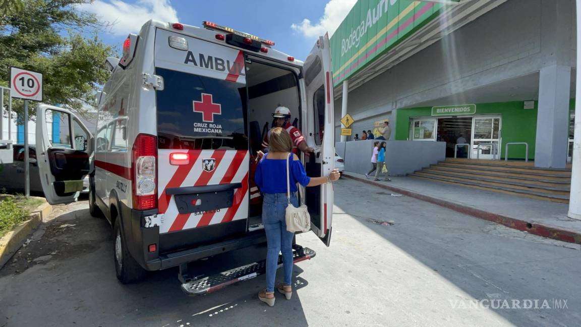 Mujer da último paso para bajar de combi, transporte arranca y la derriba en Saltillo; chofer huye