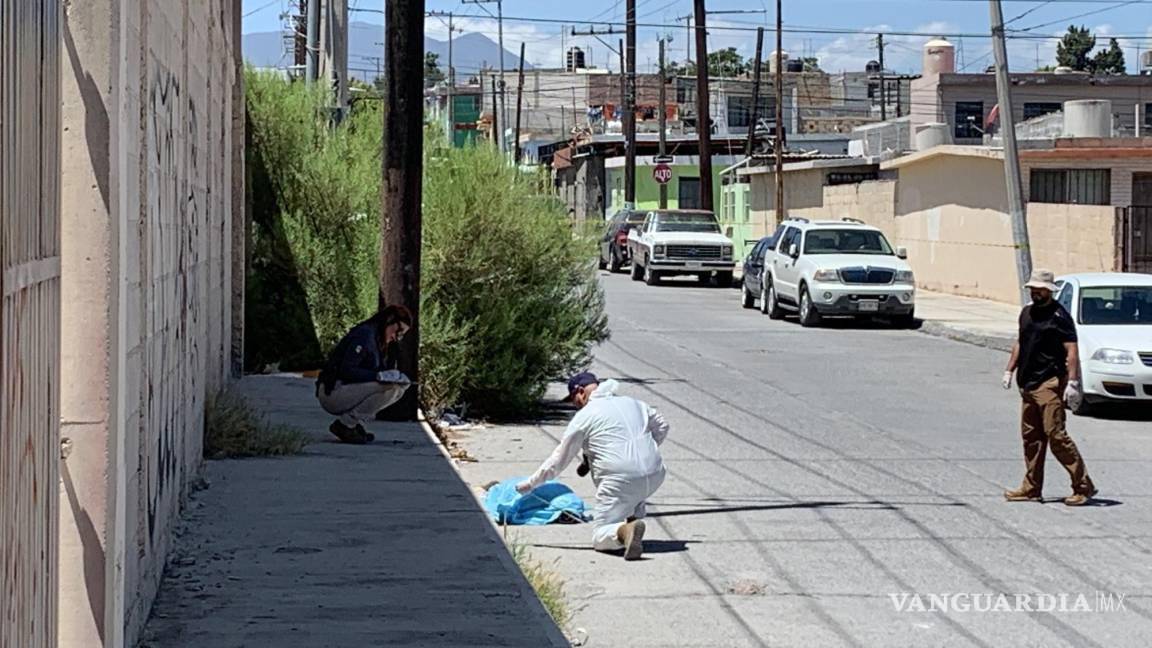 $!Vecinos dieron el aviso de una personas en el suelo con un golpe en la cabeza.