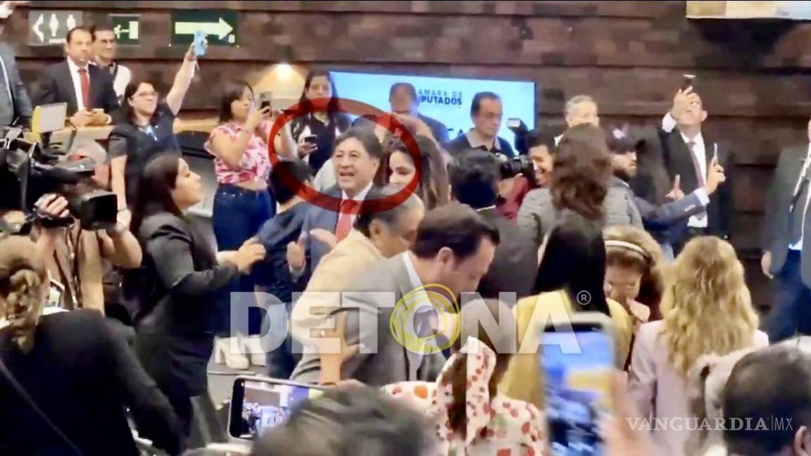 $!Diputados de MORENA y aliados remendados, bailando en el Congreso de la Unión. El de rojo es Santiago González, del PT.