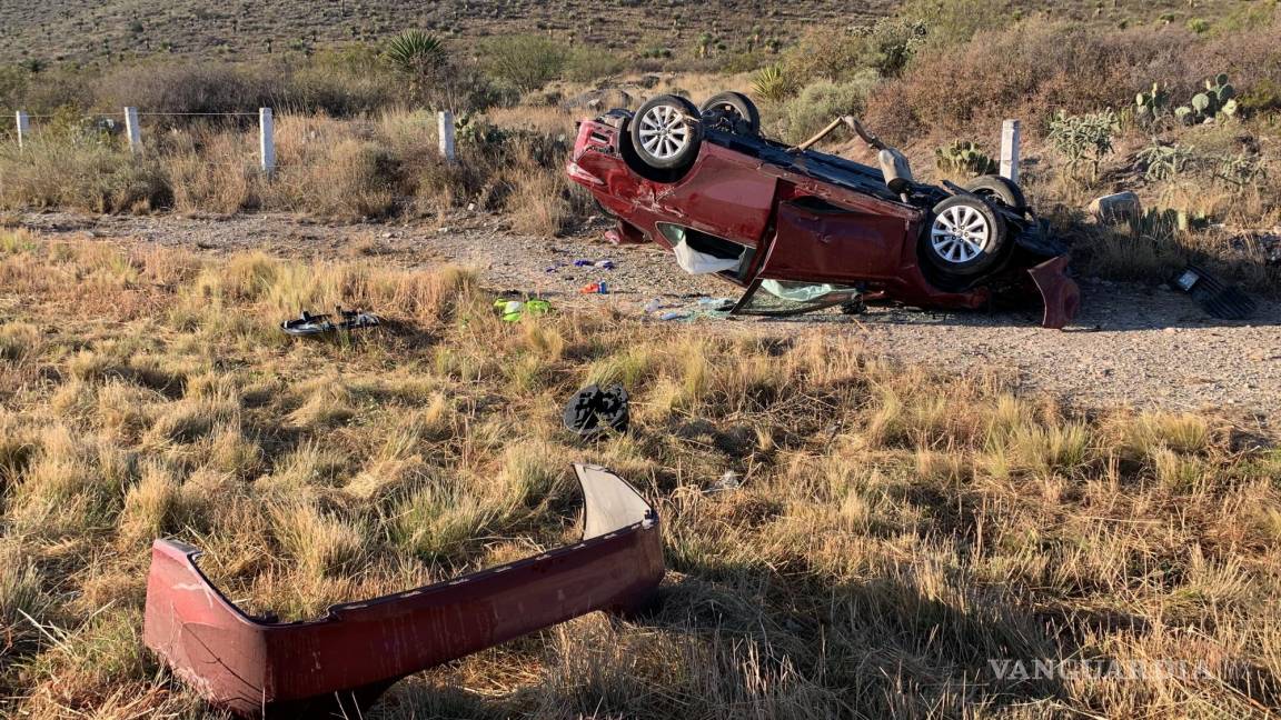 Vuelca su vehículo y lo deja abandonado sobre carretera Zacatecas