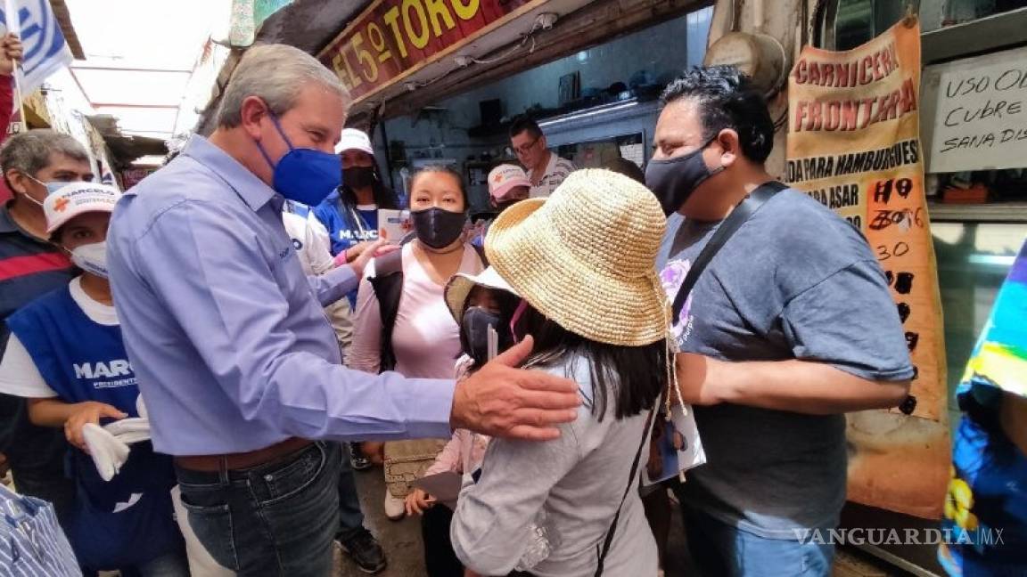 Marcelo Torres visita comerciantes del Mercado Alianza de Torreón