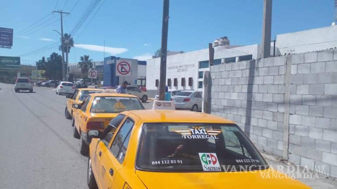 $!Compañeros taxistas auxiliaron al hombre agredido.