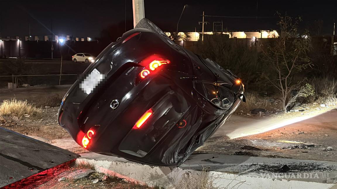 $!El automóvil fue retirado del lugar con apoyo de una grúa.