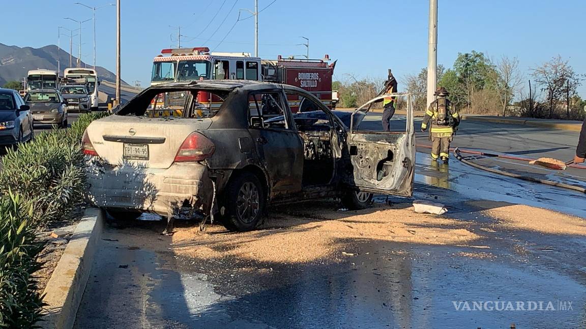 Arde auto en Emilio Arizpe: deja un choque y caos vial