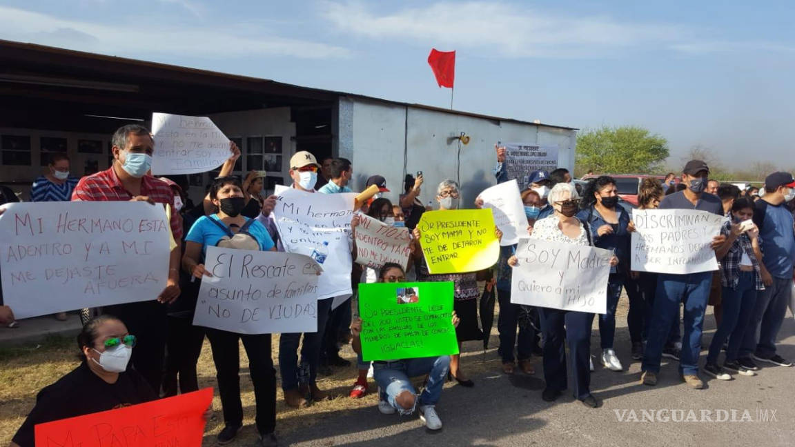 $!No dejan entrar a familiares de Pasta de Conchos a evento de AMLO en Coahuila