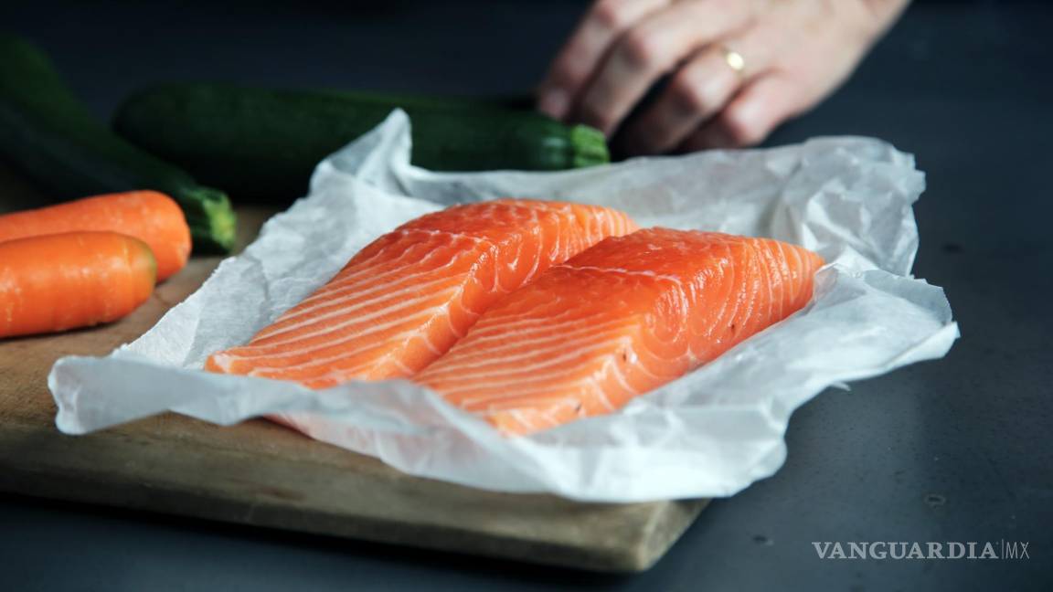 $!Aquí se utiliza salmón, pero el pescado blanco desmenuzado, los camarones o las vieiras pueden ser una excelente opción.
