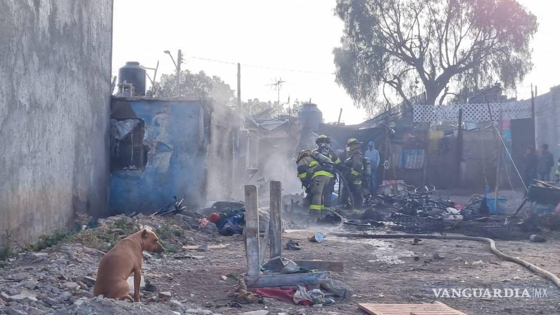 Entre vecinos limpian terreno donde se quemó vivienda de Saltillo, temen nuevos ataques
