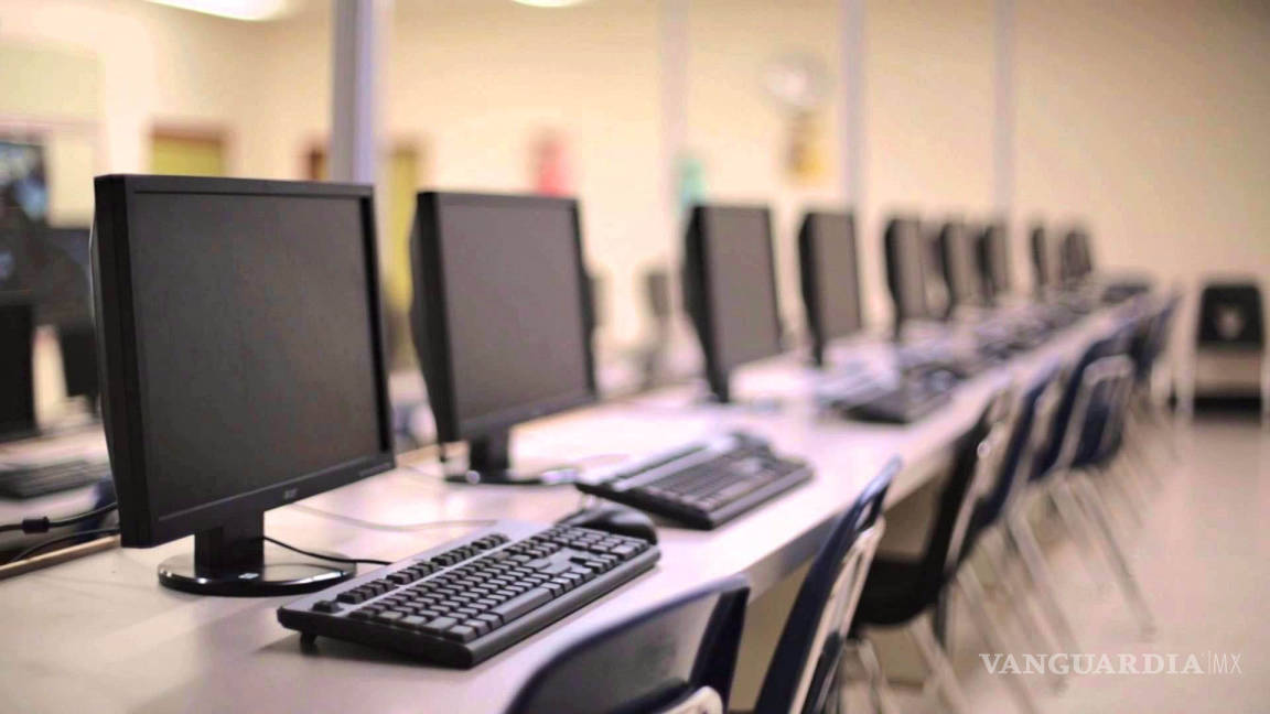 Recibe escuela computadoras en mal estado