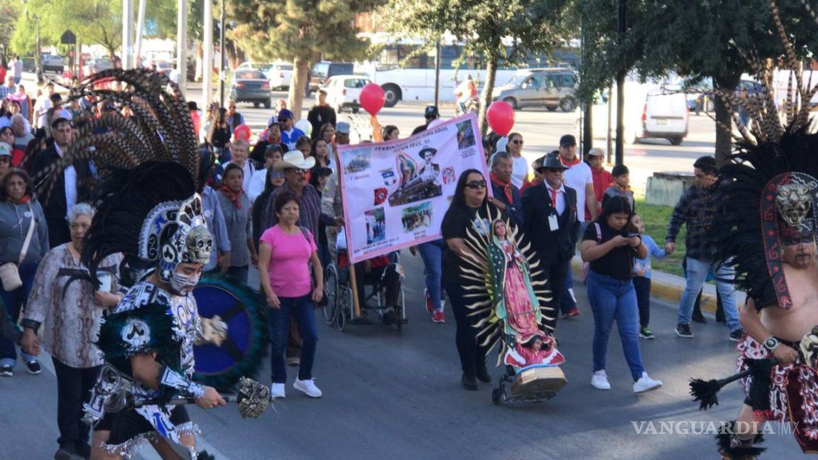 $!Ferrocarrileros y sus familias marchan en la primera peregrinación guadalupana en Torreón, en el Día del Ferrocarrilero.