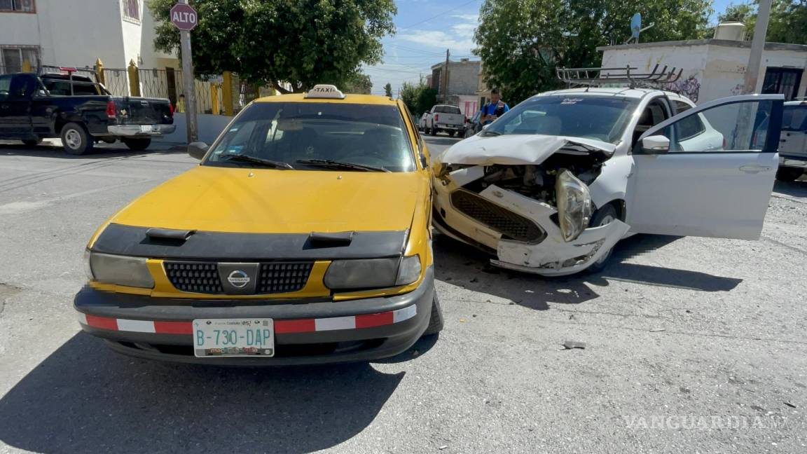 Ignora alto y taxista colisiona contra auto en Saltillo