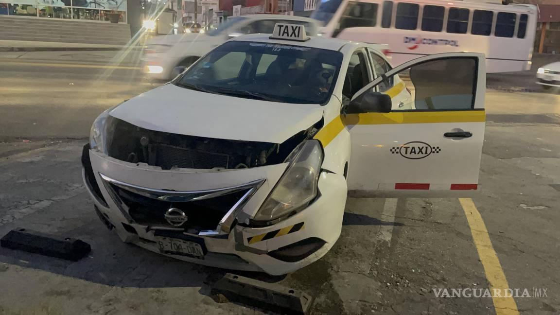 Choca taxista al intentar escapar de otro accidente en el centro de Saltillo