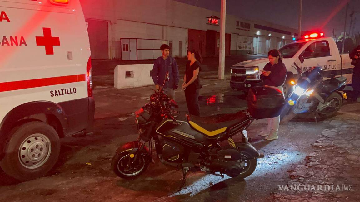 Motociclista resulta lesionado tras caer al pavimento en bulevar Vito Alessio Robles, en Saltillo