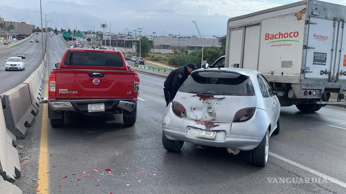 Derrapa automóvil y causa daños en cuatro vehículos