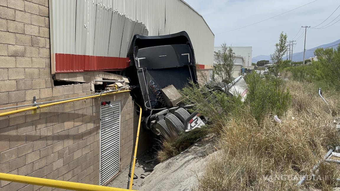 Tráiler se queda sin frenos y se estrella contra supermercado en Mirasierra, Saltillo