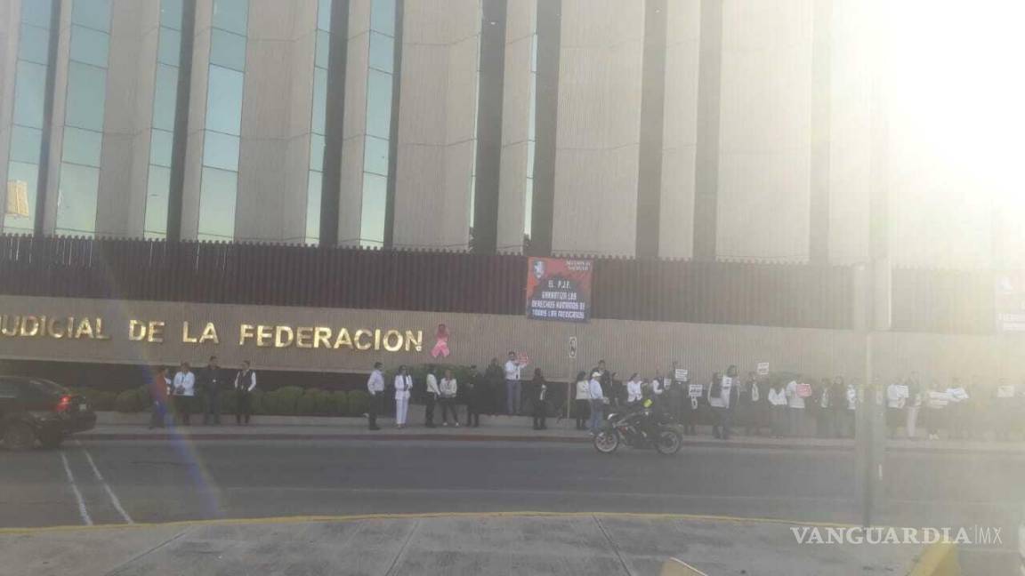$!Miembros del Sindicato de Trabajadores del PJF tomaron protestan frente a las oficinas del Poder Judicial de la Federación en Saltillo, Coahuila.