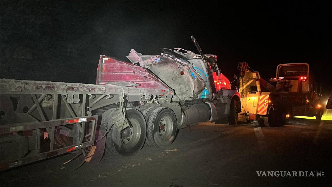 $!La Guardia Nacional, División Caminos, abanderó el área mientras se retiraba la unidad con grúas industriales.