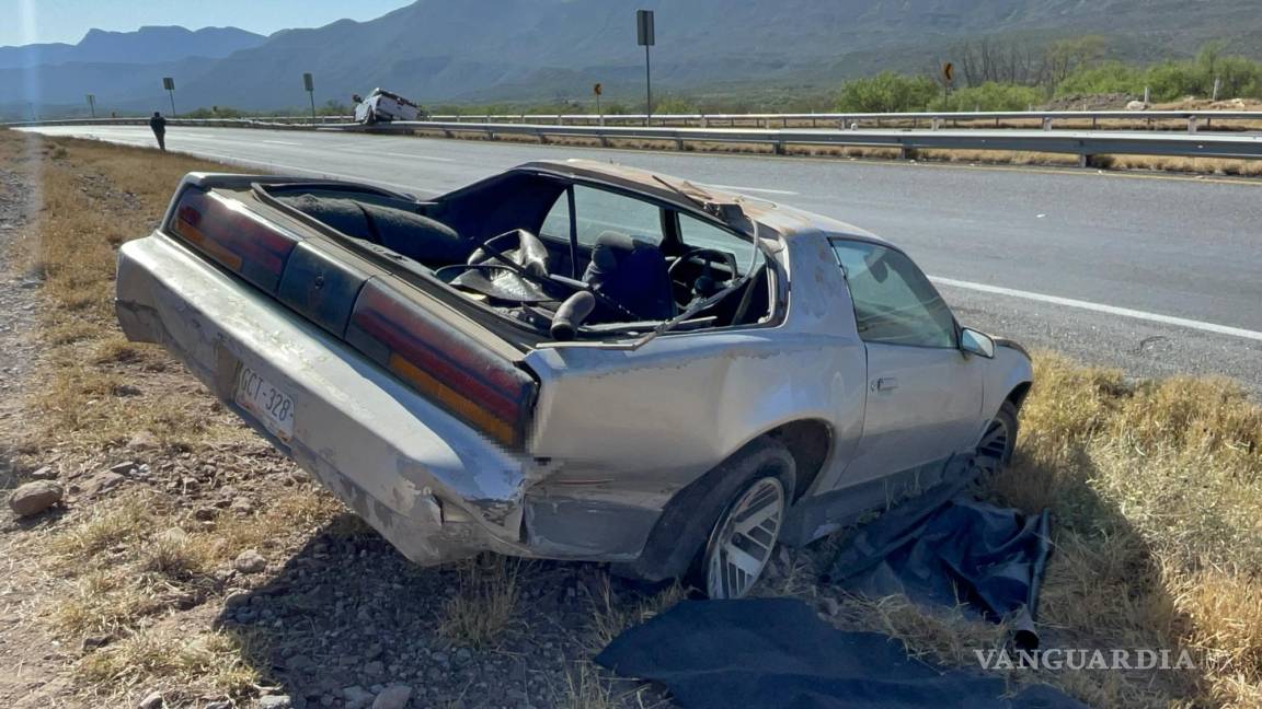 Vuelca auto remolcado en la carretera Saltillo-Torreón
