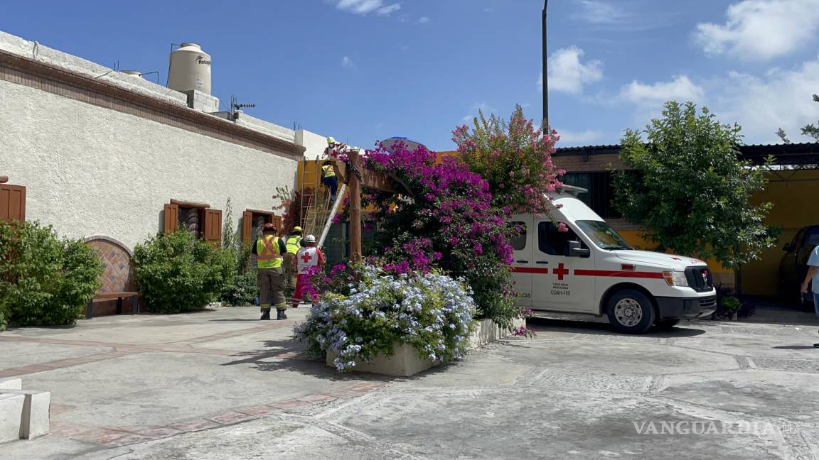 Rescatan a hombre desde techo de casa tras desvanecerse y caer de 2 metros en Zona Centro de Saltillo