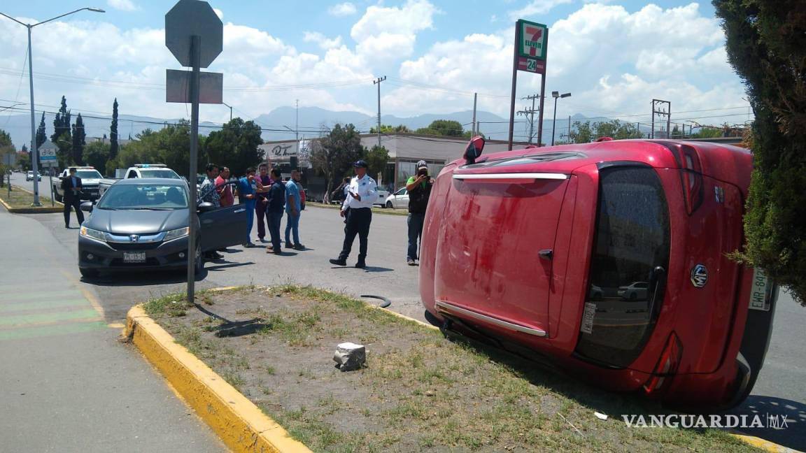 $!El percance fue provocado por una camioneta Lobo, según testigos.