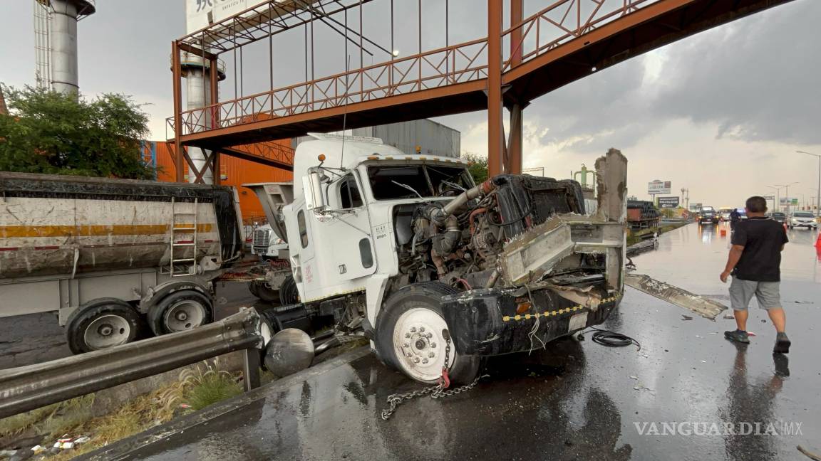 Trailero derrapa y termina herido, en Ramos Arizpe