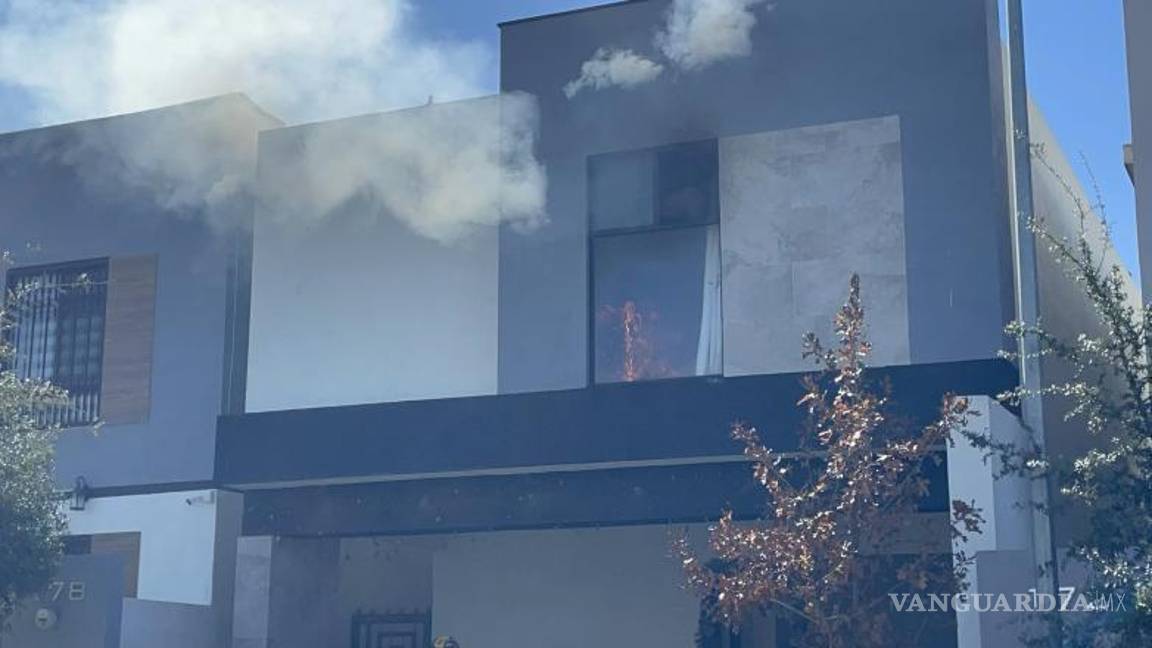 $!Vecinos alertaron al 911 tras notar humo saliendo de la vivienda y observar a la propietaria evacuar apresuradamente.