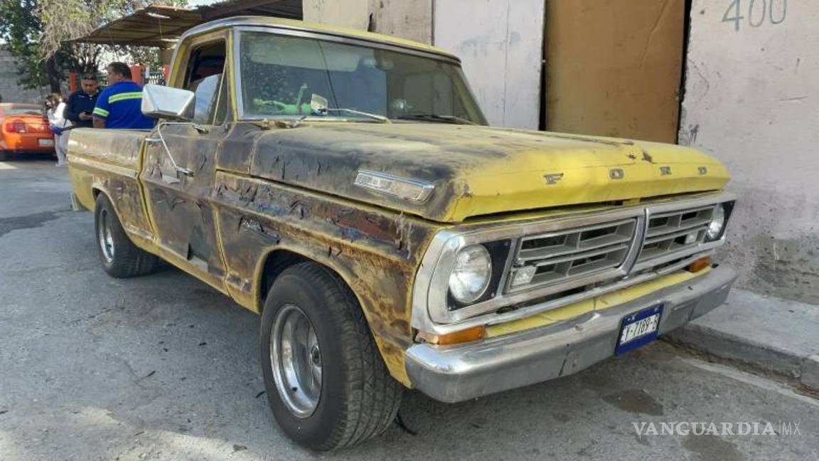 $!La camioneta cercana al tejaban fue alcanzada por las llamas.