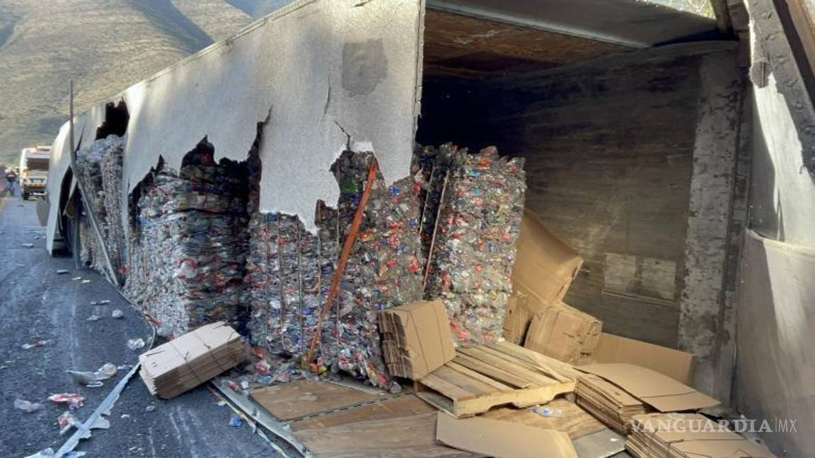 $!El tráiler volcado generó congestión vehicular en la carretera Arteaga-Matehuala.