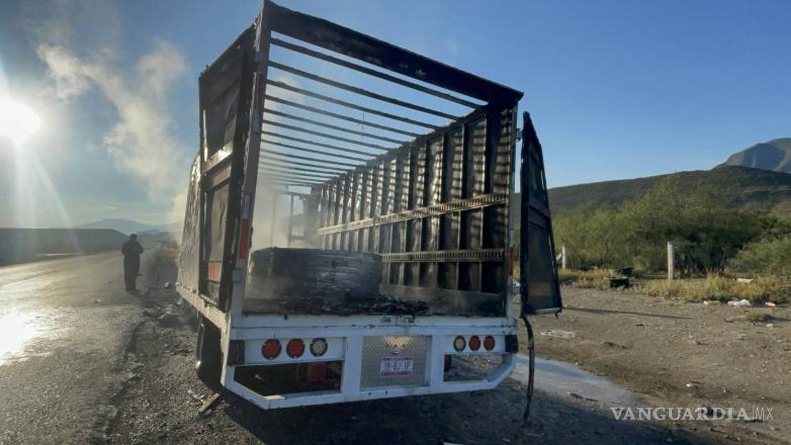 $!Las maniobras de los cuerpos de emergencia evitaron que el incendio se extendiera a otros vehículos.