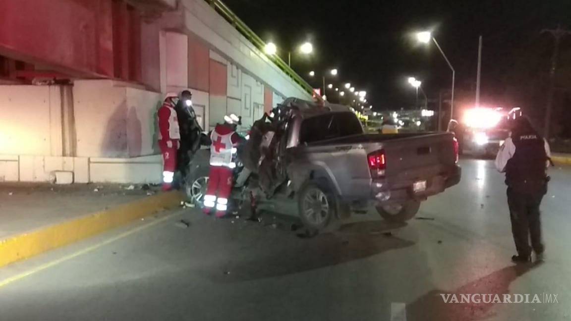 Aparatoso accidente deja un muerto en Saltillo; conductor termina prensado tras choque