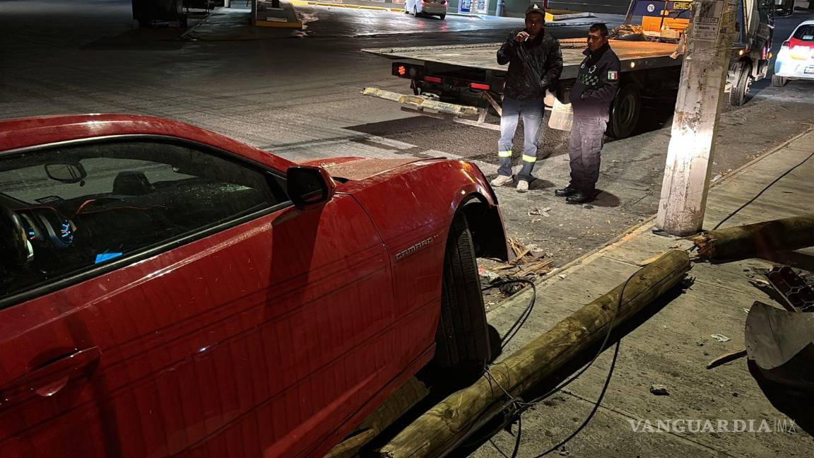 $!Con apoyo de una grúa, el automóvil deportivo fue retirado del lugar y trasladado a un corralón mientras se determina el pago de los daños.