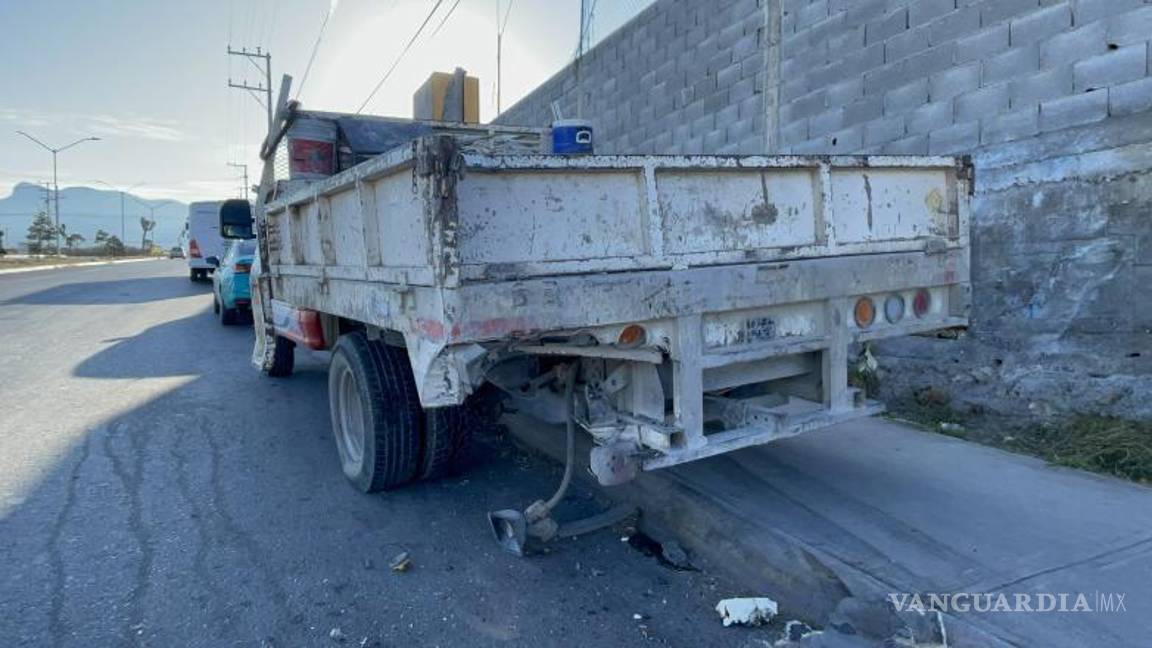 $!La camioneta de la empresa Cimagua fue proyectada hacia la banqueta tras el impacto.