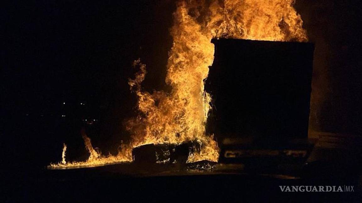 $!El incendio consumió por completo la cabina del tráiler, obligando al cierre total de la vialidad en Los Chorros.