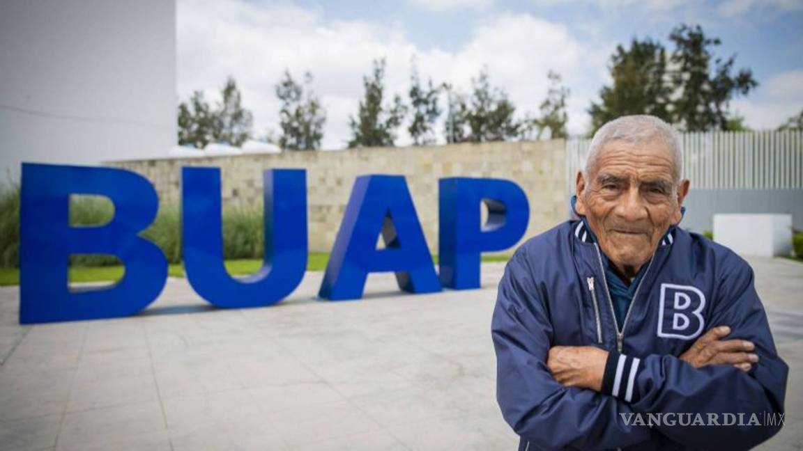 A sus 84 años de edad Don Felipe está por graduarse como ingeniero