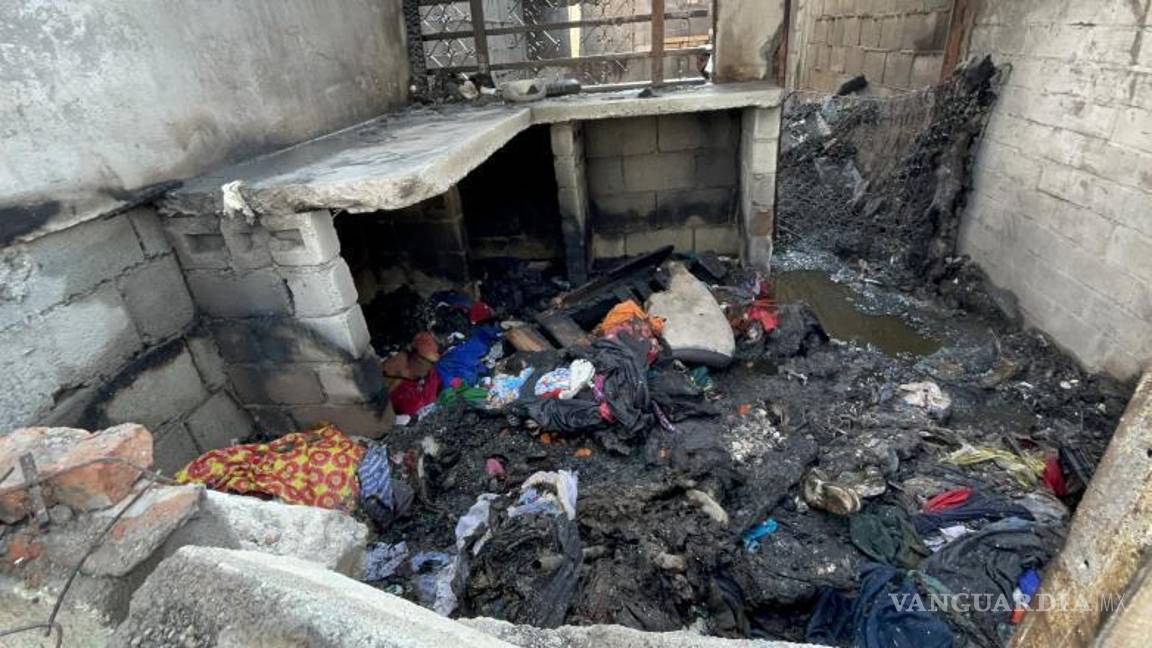 $!El fuego consumió ropa y objetos acumulados dentro del inmueble abandonado.