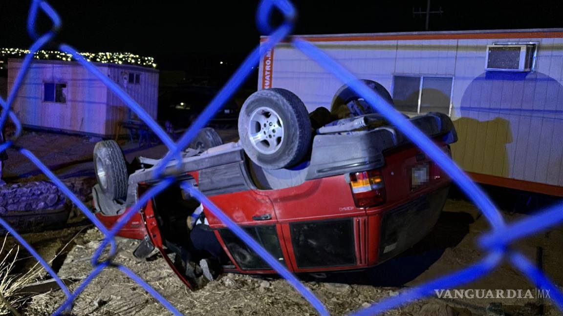 Se sale del camino y vuelca dentro de un terreno en Saltillo