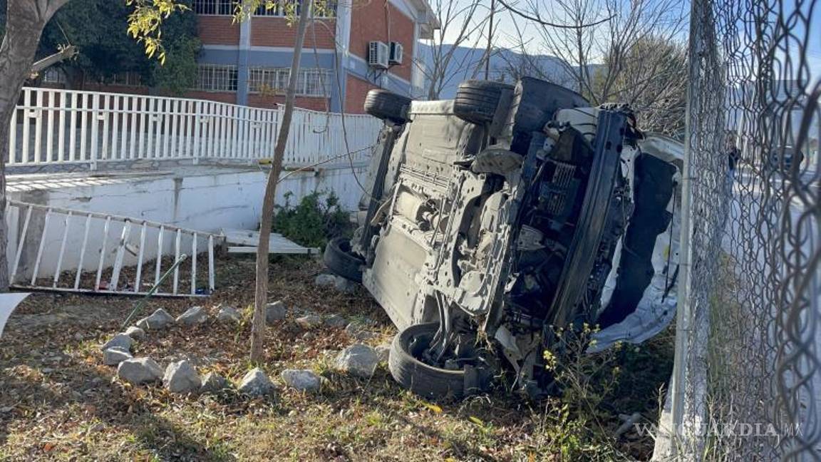 $!El automóvil terminó volcado al interior del Colegio de Bachilleres de Coahuila luego de que el conductor perdiera el control cuando circulaba a más de 120 km/h sobre el bulevar Emilio Arizpe de la Maza.