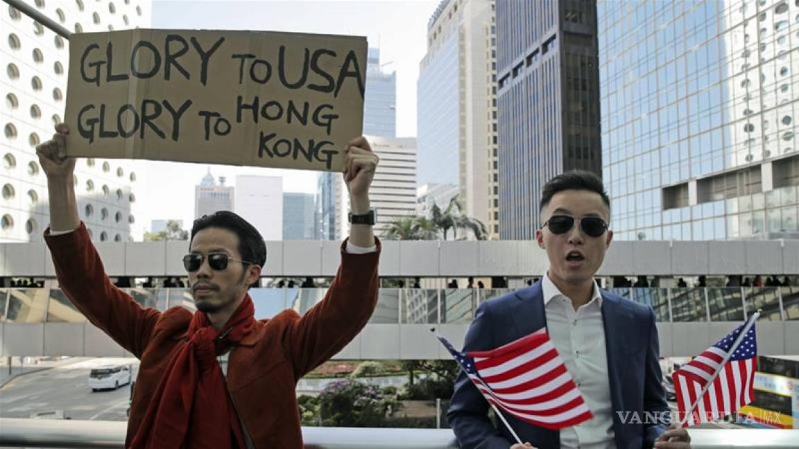 Trump firma ley a favor de los manifestantes de Hong Kong; China amenaza con duras medidas