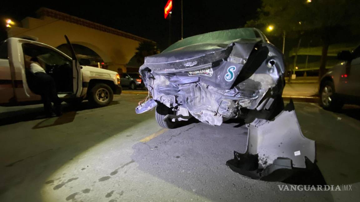 $!El accidente dejó cuantiosos daños materiales en ambos vehículos, que fueron trasladados al corralón.