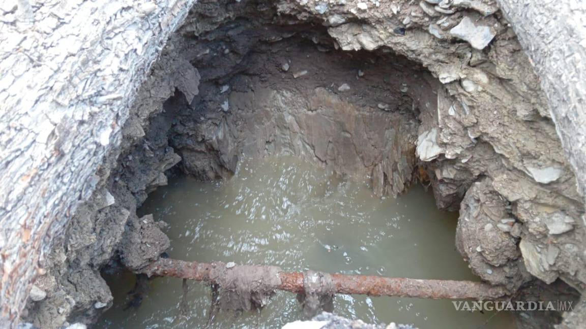 $!El hundimiento en la calle Morelos atrapó un camión repartidor, evidenciando el deterioro de la vialidad por lluvias y drenaje dañado.