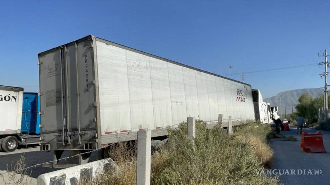 $!Los daños a la propiedad federal y estatal serán cubiertos por las aseguradoras del tráiler afectado.