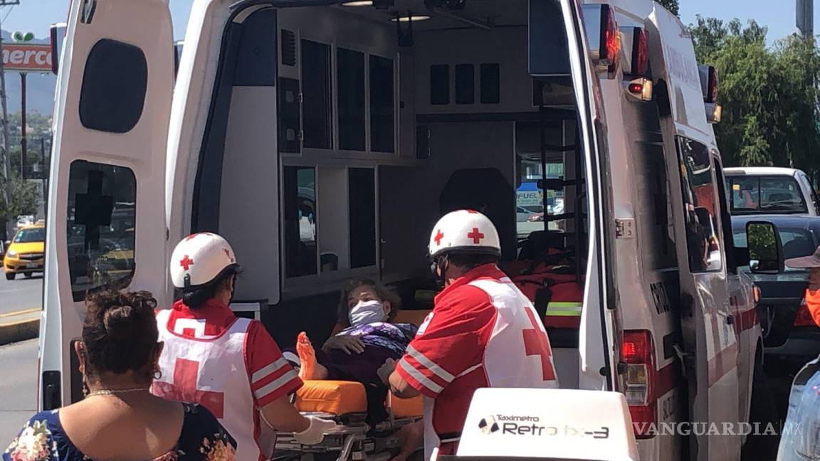 Atropella y lesiona a adulta mayor en un estacionamiento en colonia de Saltillo