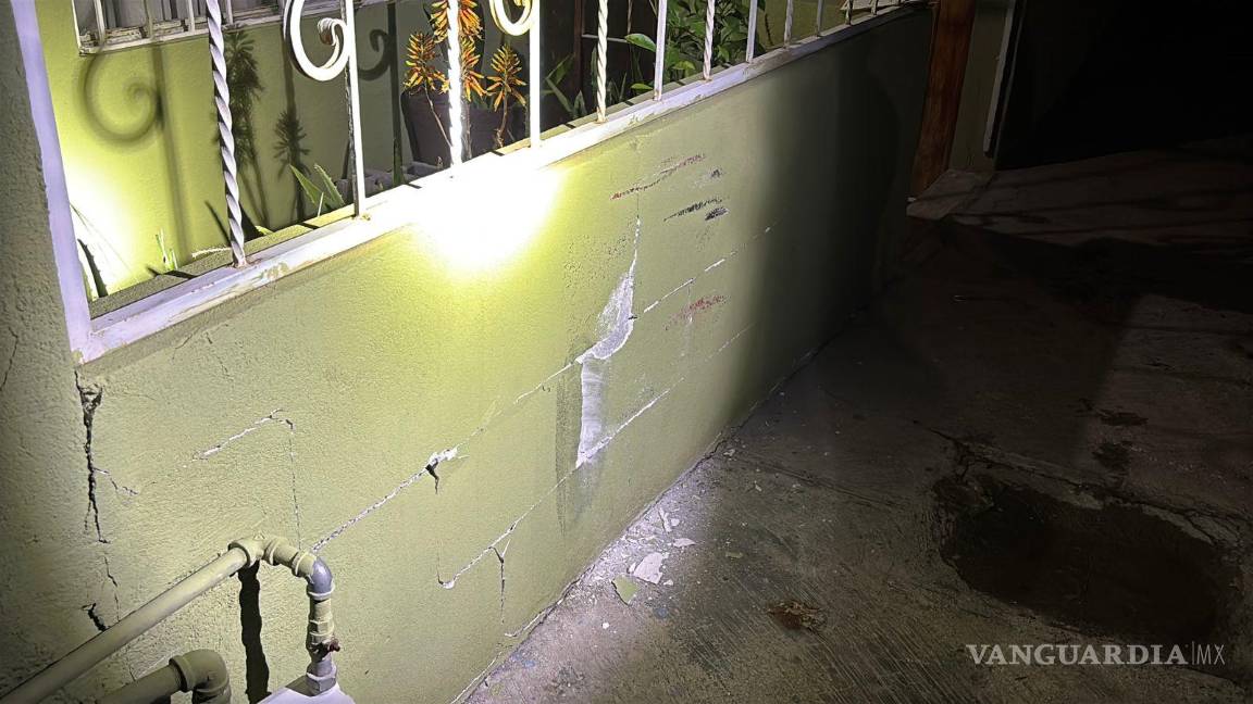 $!Tras el impacto, la unidad responsable salió proyectada contra la fachada de una vivienda.