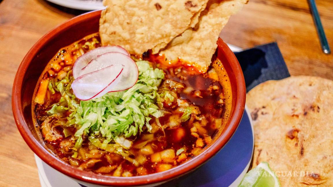 ¿Te tocó la cena y no sabes cocinar? Salva tu noche mexicana con esta receta de pozole tradicional